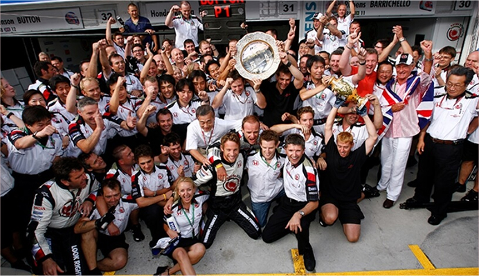 主动挑战那些看似不可能实现的目标，不惧艰险，不懈努力，最终获得胜利，并将这一份感动分享给所有人。